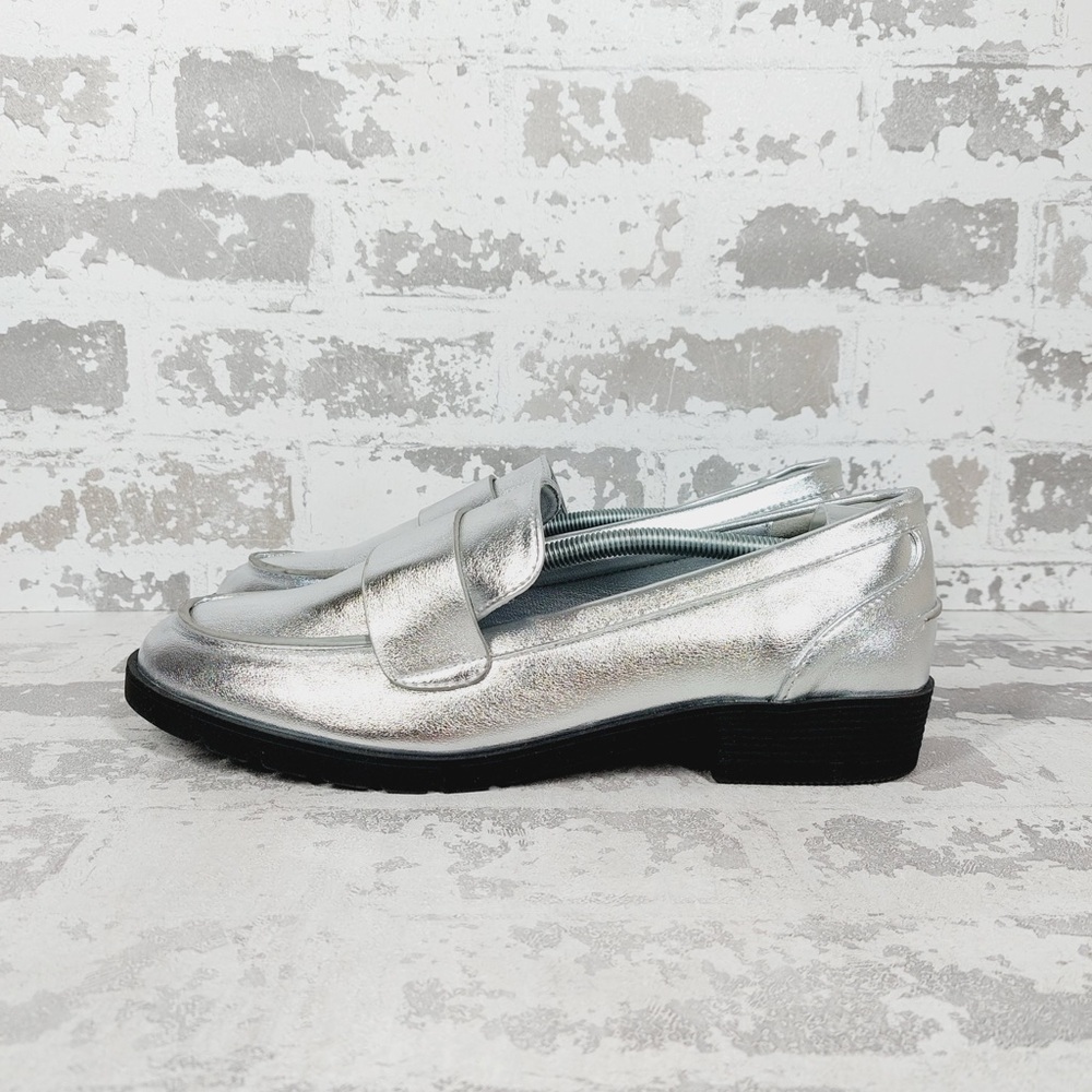 NEW Kenneth Cole Reaction Silver Metallic Leather Loafers D240